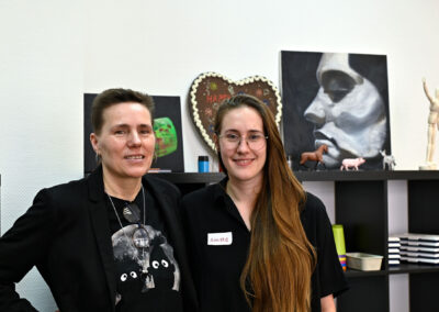 Anja Schultz und Anneke Piekenbrinck stehen nebeneinander