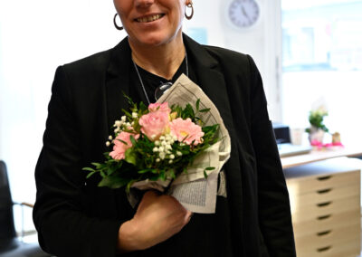 Anja Schultz hält Blumenstrauß in den Händen